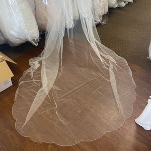 Pronovias (lesAccessories) scalloped beaded veil